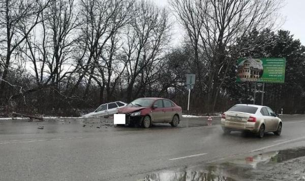 В Ессентуках в лобовом столкновении двух легковушек пострадала 12-летняя школьница